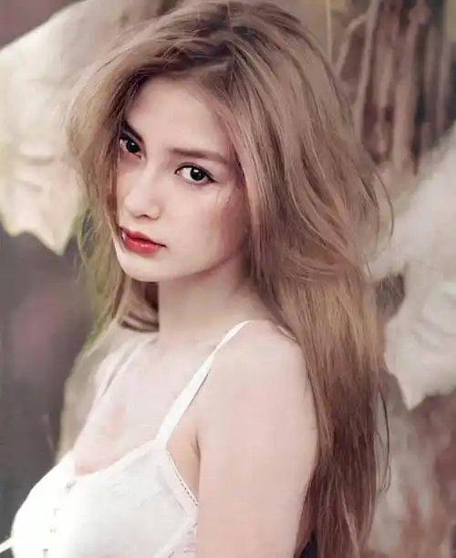 angelababy变脸前旧照流出,笑起来嘴歪脸严重畸形,有点像凤姐_明星