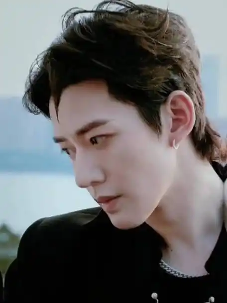 帅气逼人的狼奔头潮男邓为