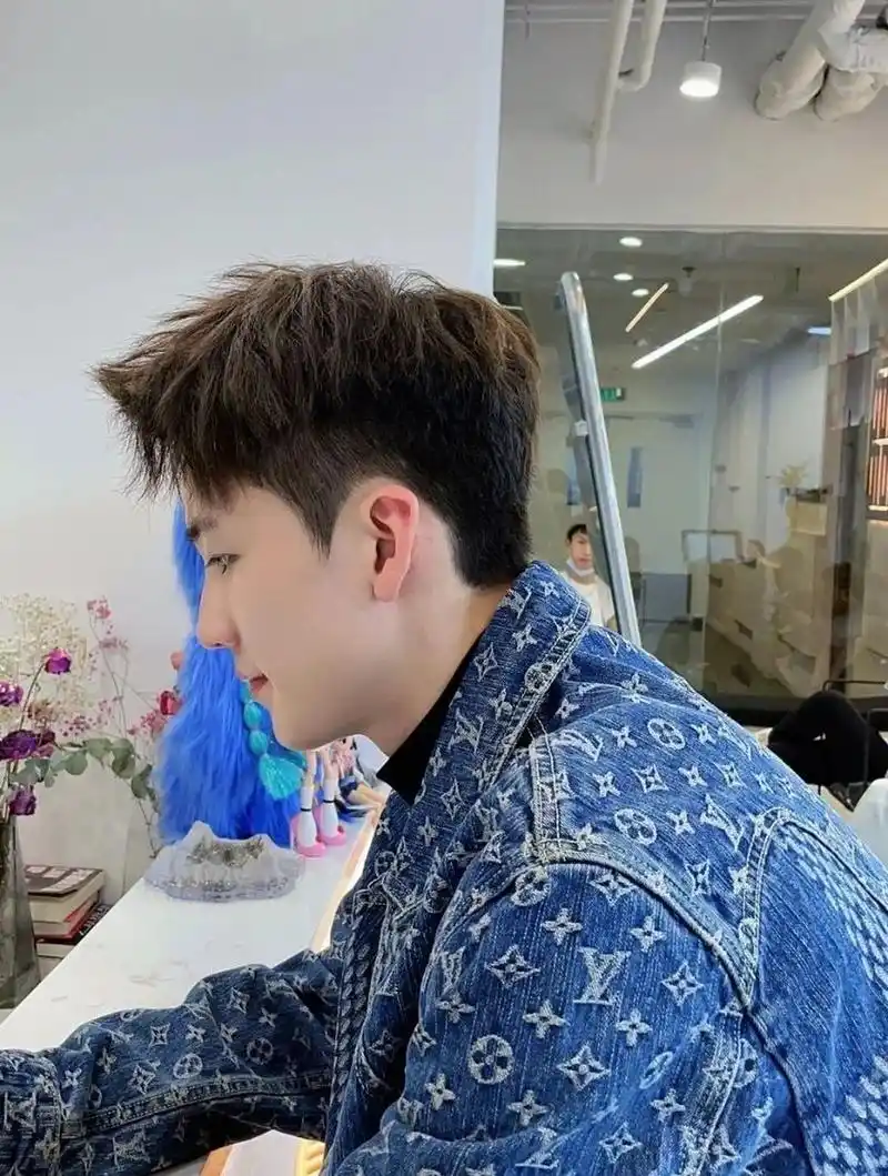 男生短发发型 适合秋冬季节  搭配暖棕色发色  阳光男孩撩妹发型