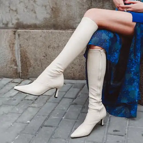 秋冬季米白色弹力瘦瘦靴尖头细跟长筒骑士靴高跟鞋高筒靴长靴钮靴