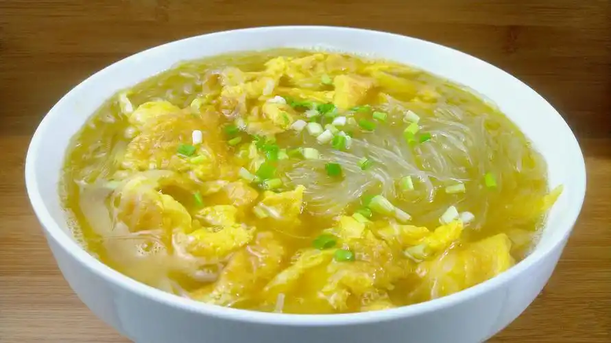 鸡蛋粉丝汤这样做,粉丝入味汤汁鲜美,做法也很简单