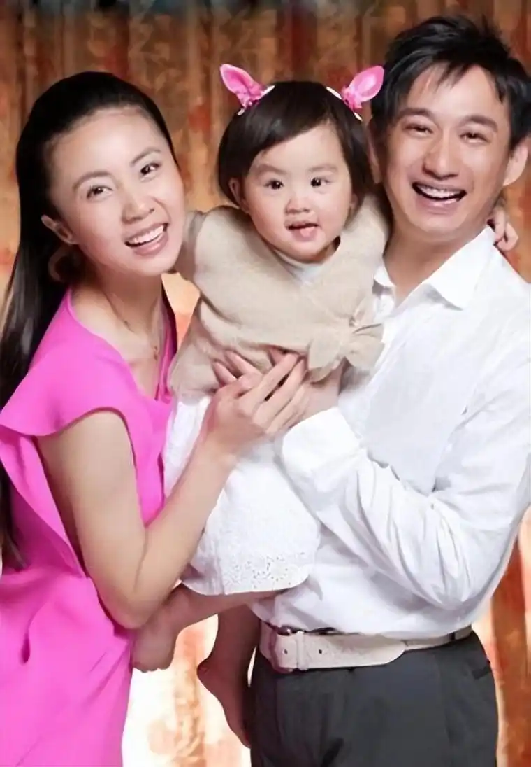 回顾演员孙莉嫁大6岁黄磊婚后连生三胎今一家五口其乐融融