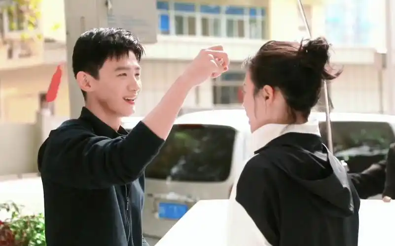 花絮里的肢体接触也太自然了吧!这种花絮日常我能看一百遍!| 白敬亭×