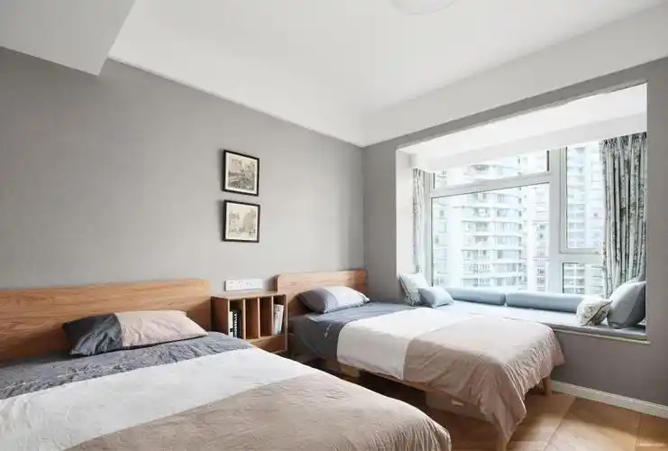 根据父母的生活习惯,老人房选用了两张单人床,原木色与浅卡其色灰色的