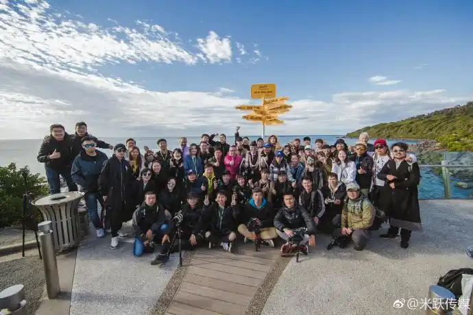 青春的花路杀青大合照曝光祝小伙伴们回国一切顺利