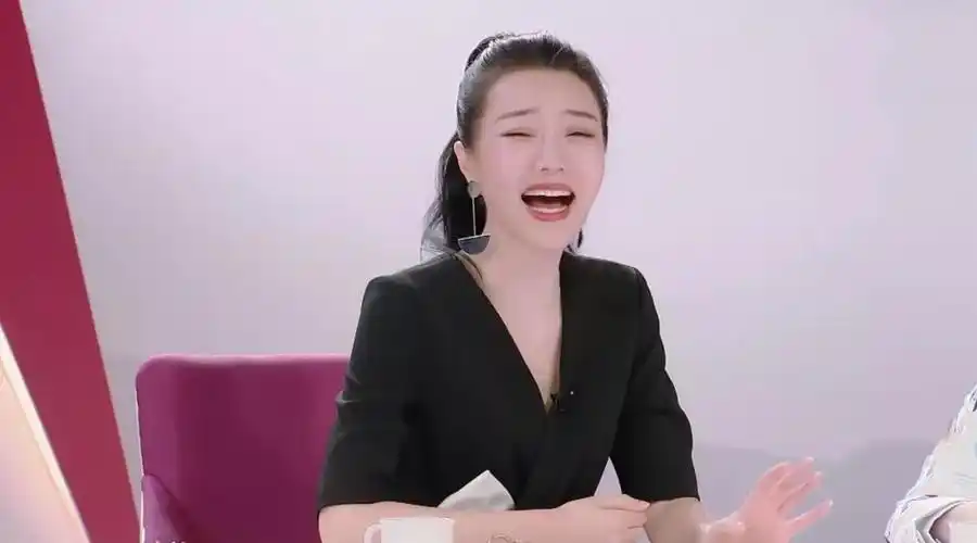 甚至指着王鸥,让大家看王鸥的表情,像极了在嘲笑别人时还要拖着菱外