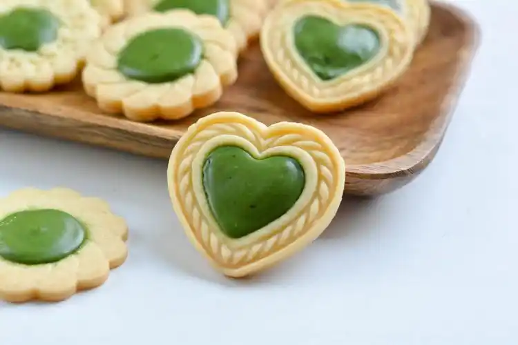 这抹茶饼干颜值太高了打眼一看以为是祖母绿珠宝却是能吃的