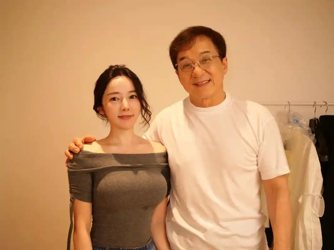 感恩拼命的自己~加油 #明星娱乐圈 #明星合影 #成龙 #高 - 抖音