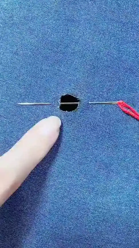 衣服有破洞可以这样补美女的针法真漂亮学到了