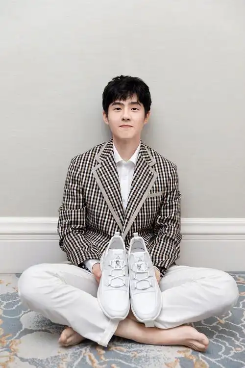 刘昊然赤足代言写真图片34