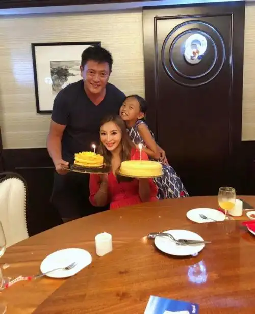 张利华保险业绩突出开始分担供养女儿 自曝与前夫魏骏杰经常联络_网易