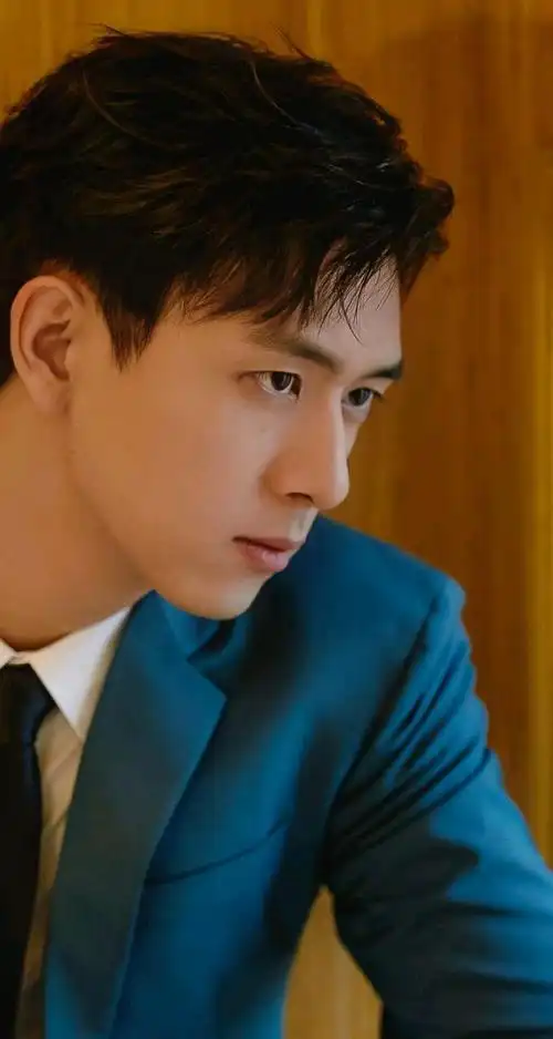 李现帅气西装照,英俊潇洒绅士儒雅的少年郎