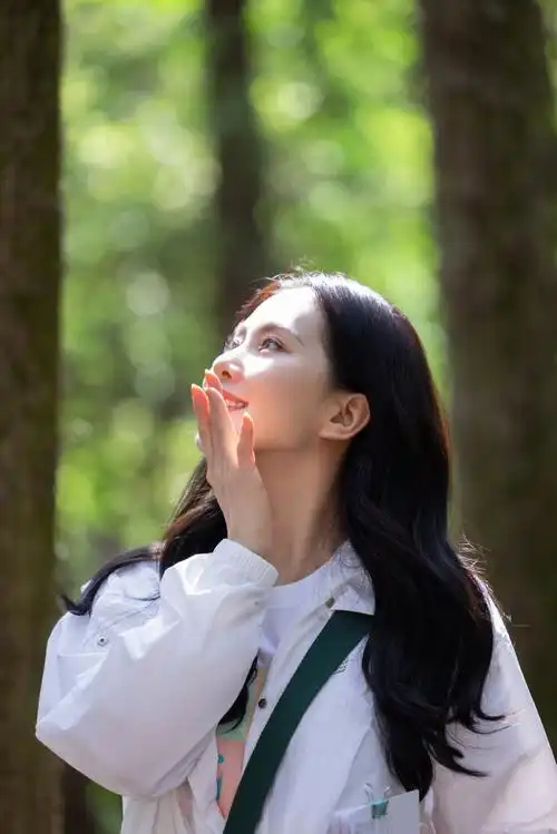 刘诗诗东方淮竹#用治愈甜美笑容迎接小假期后的首个工作日"你的微笑在