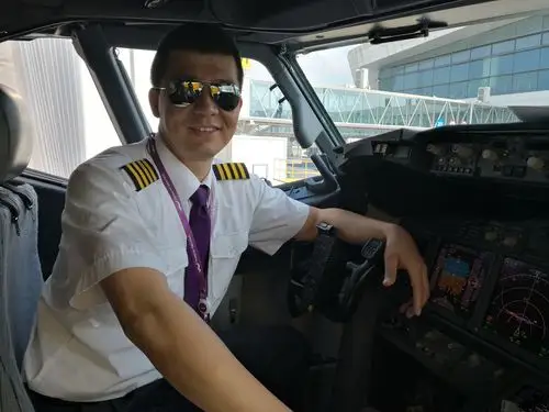 乌鲁木齐航空机长李伟:知行合一,逐梦蓝天