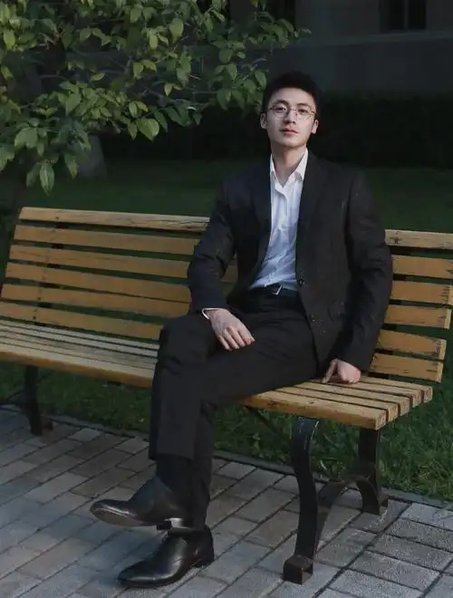 这枚正装帅哥也太"欲"了吧,好喜欢