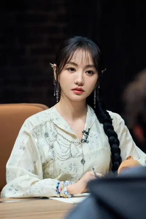 杨蓉超话「蓉巴拉」#大侦探#  在线解锁蓉巴拉@杨蓉高清剧照