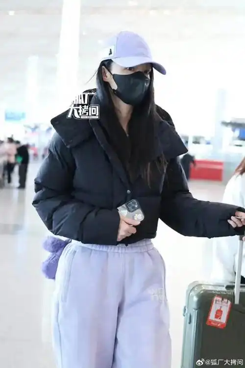 实力演员李沁今日北京机场生图出炉啦沁沁好漂亮啊