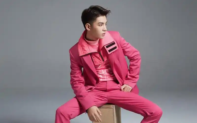 黄明昊帅气杂志写真桌面壁纸