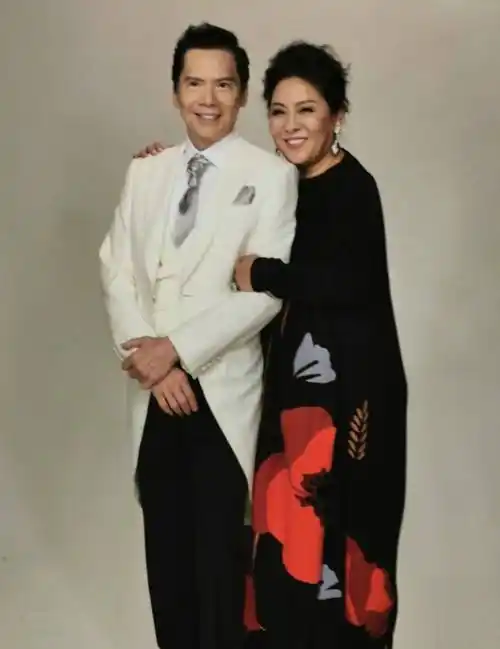 余苑绮告别式场面哀戚,向华强致赠花篮,余天不舍女儿哭到虚脱_追思会