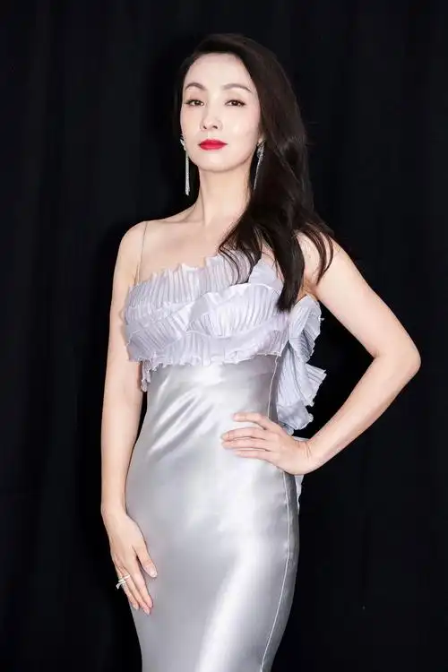 小陶虹对于天价片酬很不理解,她很好奇片方给演员高价片酬前是不是会