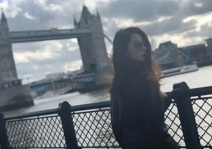 成都戚薇和美籍韩裔李承铉,幸福结合,如今女儿已长大,背影萌翻