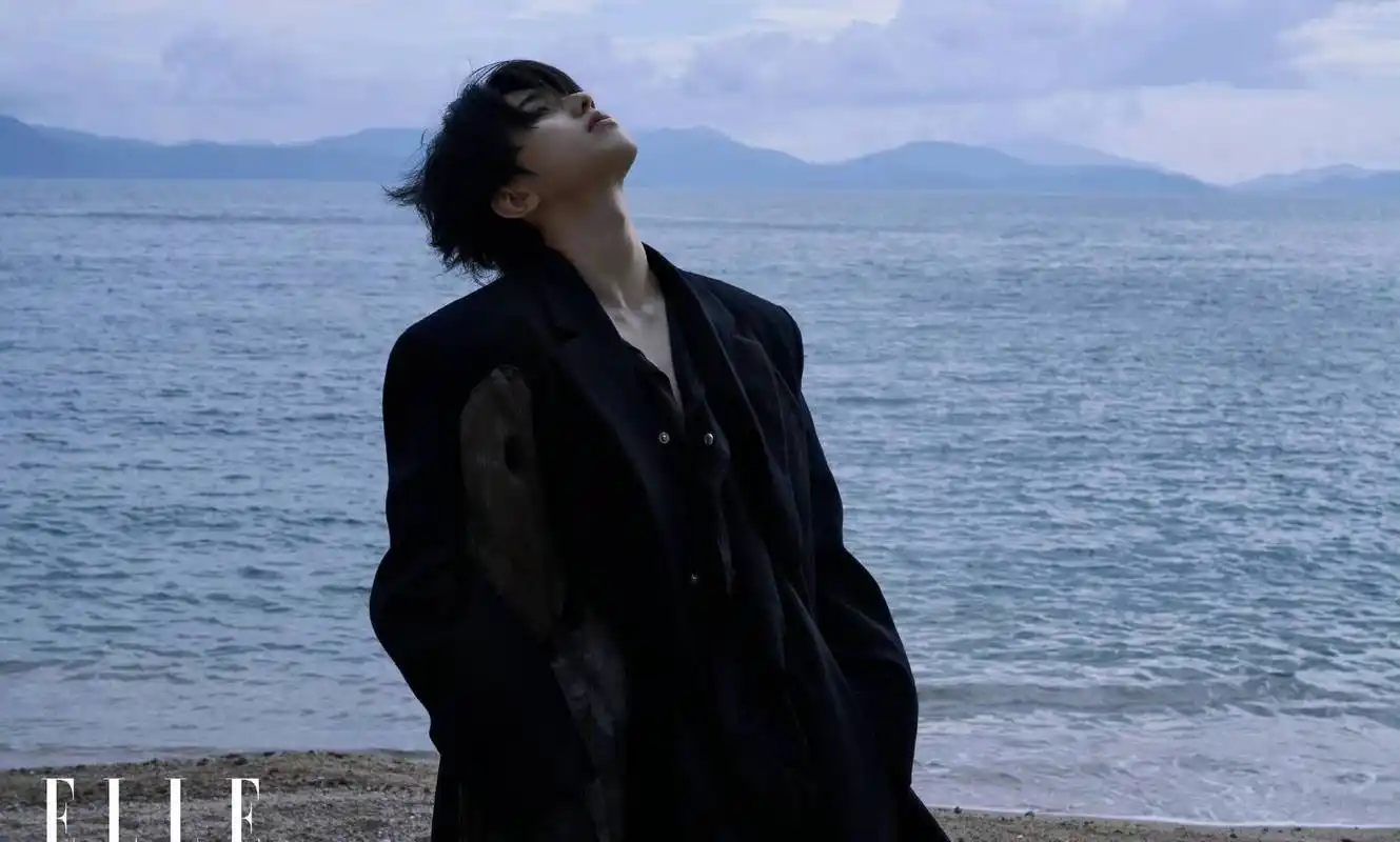 蔡徐坤# 海边氛围感大片曝光 全黑look神秘感满满