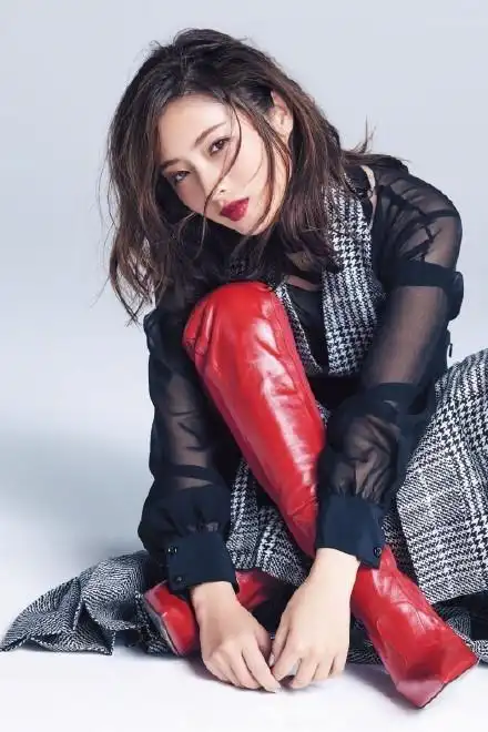 日本女星石原里美登上elle 台湾7月刊封面图片