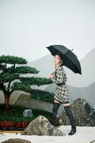 今日份的孟美岐身着格纹连衣裙搭配黑色高筒靴