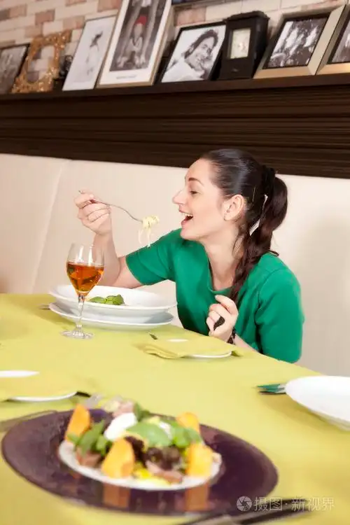 在餐馆吃饭的女人