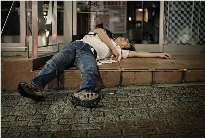 实拍日本喝醉的人,街头乱睡,丑态百出!|聚会|失态|台阶_新浪新闻