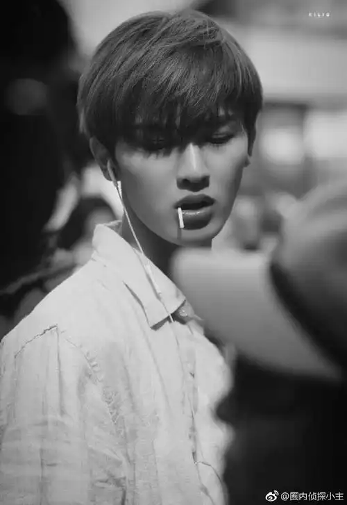 朱正廷黑白大片