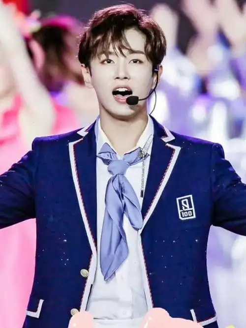 李汶翰的兔牙太可爱了八周年快乐