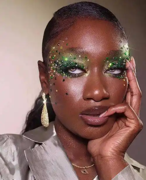 赏析美妆博主beautybybb的时尚夸张妆容集锦