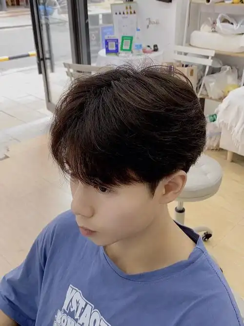 超帅男生微分气垫烫造型设计