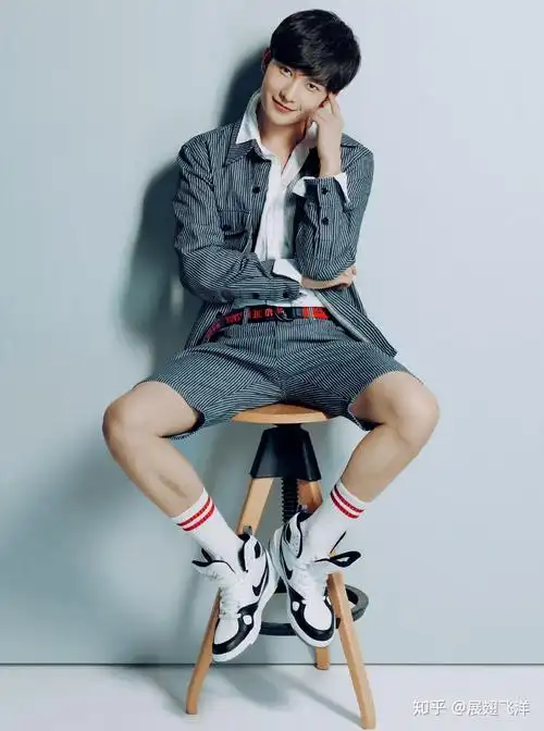 有没有杨洋穿短裤的照片啊哈哈哈哈哈哈? - 知乎