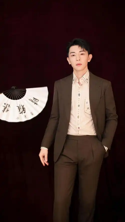 邓伦时尚帅气复古棕色西装迷人写真