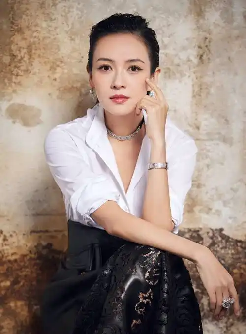 国民女神章子怡颐养极佳,身穿知性套装看秀,状态不输年轻 .