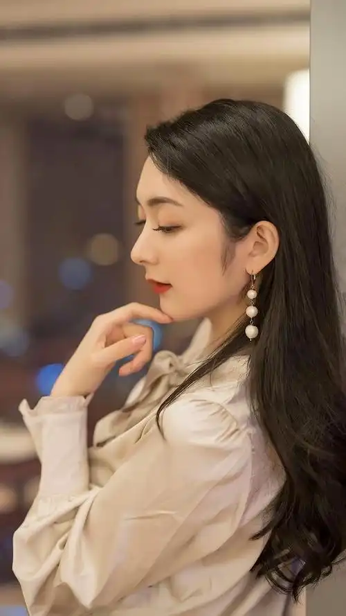 嫩模小热巴写真,蝴蝶结衬衫搭鱼尾包臀裙,甜美性感