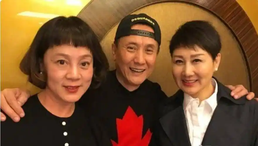 62岁爆红,戏外娶张萍为妻,恩爱至今零绯闻_父亲_妻子_王劲松