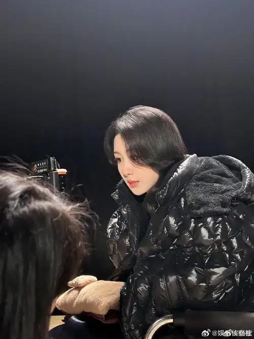 杨紫单眼自拍#  好可爱的杨紫,单眼自拍,是谁被萌到了?