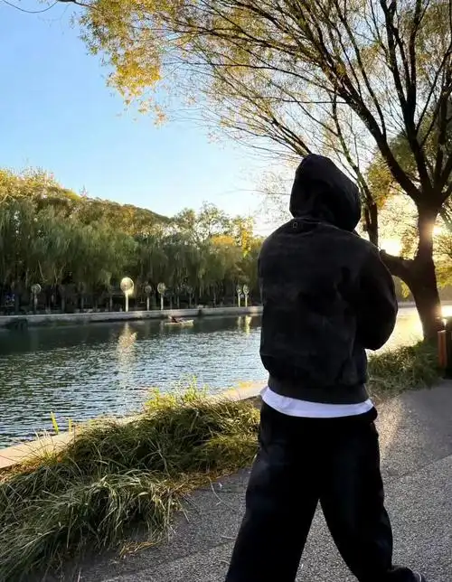 黄景瑜晒立冬照,看他那样,冻得哆哆嗦嗦的! 背影黑不溜秋的还挺帅气!