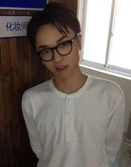 华晨宇成名后一直都有刘海当看到他成名前的照片时网友懂了