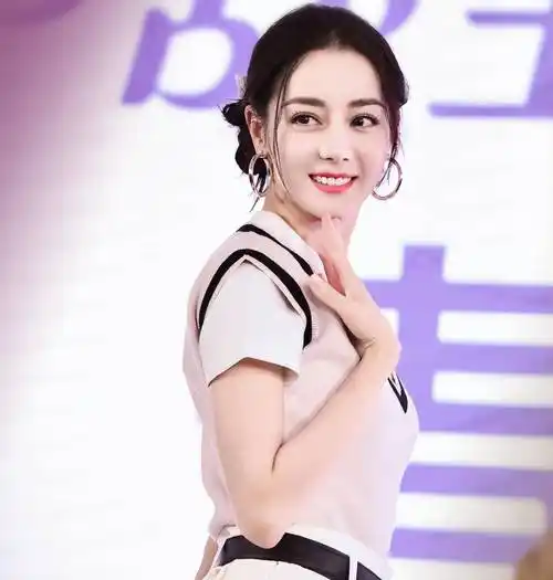 30岁迪丽热巴天冷穿短裙遮胸声音颤抖外套被拿走一脸无奈_活动_裙子