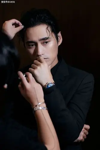 袁弘身穿黑色西装搭配帅气卷发造型酷感时髦