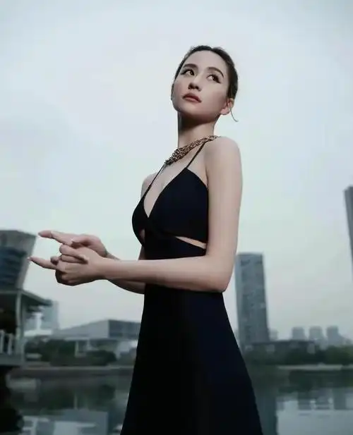 何超莲身材真好