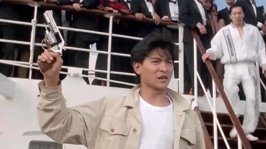 小伙放阴枪被发现,刘德华一张夺命飞牌,一定往里面塞铁了