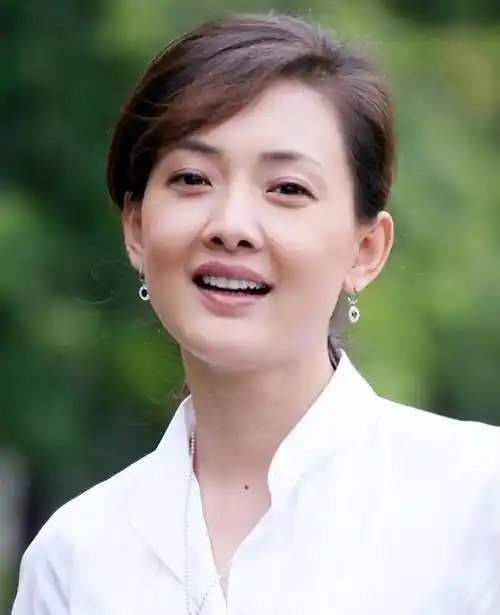 51岁的牛莉怎么变成这样了?