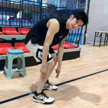 原创刘芮麟公开恋情没多久,却被曝大尺度撩女粉丝,发文道歉并称已分手