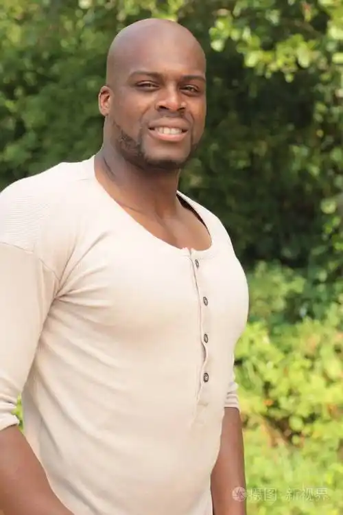 微笑的黑人在户外