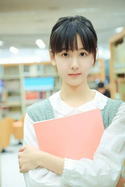 陈都灵烈焰红唇太惊艳了,25岁越来越有女人味,好怀念小耳朵